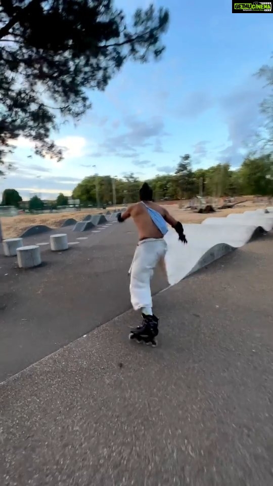 Vidyut Jammwal Instagram - Roller blading… Waves in the ocean… Do try this with kids around 🛑 ✋😁.. Thank you Ben for this 💥 video.. #rollerblading #rollerskating Kalaripayattu says-: Those who have fallen will know how to lift … #itrainlikevidyutjammwal