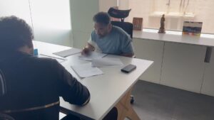 Vignesh Shivan Instagram - The few hours I got to spend with the #UlagaNayagan @ikamalhaasan I was engulfed in his Aura ! His knowledge, the explanations he had and the nuances he added .. this particular session with him was unforgettable for me ! 😇😇😇 #ChessOlympiad #greatmoments #unforgettable #experience His voice made all the difference in this act ! Thank you 😊 Kamal sir 😇😇💐💐❤️❤️ Chennai, India