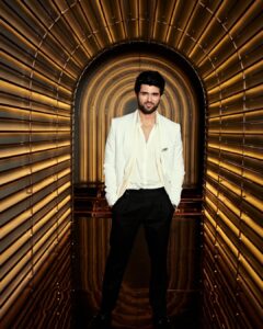 Vijay Deverakonda Instagram - Hey,
You all 🤗
Going on Mum's favourite show :)
