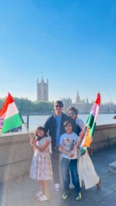 Vivek Oberoi Instagram - सारे जहान से अच्छा हिन्दुस्तान हमारा ।

No matter where we are, who we meet, how we live, we can never forget our indian roots. Celebrating our #75thindependenceday in a foreign land and beaming with pride with my family as the tricolour flies high! #jaihind 

Happy Independence Day to everyone ! 
लेहरा दो 🇮🇳

#independenceday #75thindependenceday #reelsinstagram #reel #tiranga #indianflag #reelitfeelit