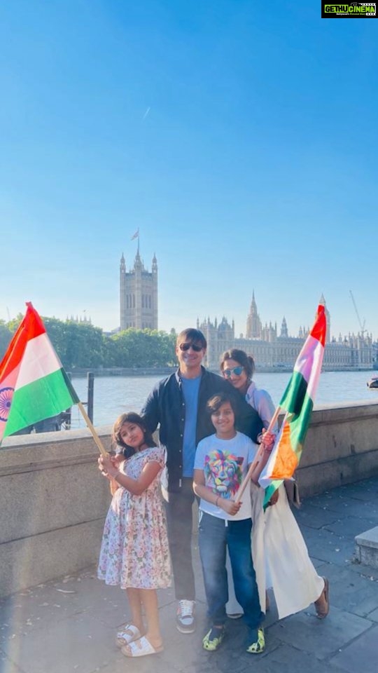 Vivek Oberoi Instagram - सारे जहान से अच्छा हिन्दुस्तान हमारा । No matter where we are, who we meet, how we live, we can never forget our indian roots. Celebrating our #75thindependenceday in a foreign land and beaming with pride with my family as the tricolour flies high! #jaihind Happy Independence Day to everyone ! लेहरा दो 🇮🇳 #independenceday #75thindependenceday #reelsinstagram #reel #tiranga #indianflag #reelitfeelit