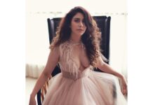 Warina Hussain Instagram - ...me again🙋🏻‍♀️👀 👑❓⏰😛 shot @advait_vaidya style @shru_birla outfit @supriamunjalofficial glam @cashmakeupartistry location @advait_vaidya @shayanitaliaofficial #okbye