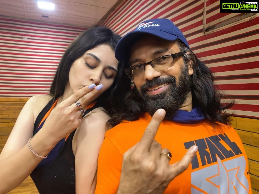 Warina Hussain Instagram - asli ‘ Kalakar ‘ 🙇🏻♀️ prepping for a chartbuster🤞🏼song with the sass master longie 🔥for our upcoming film #TheInCompleteMan can’t wait for ya all to see it. woop-woop! 🥳👏