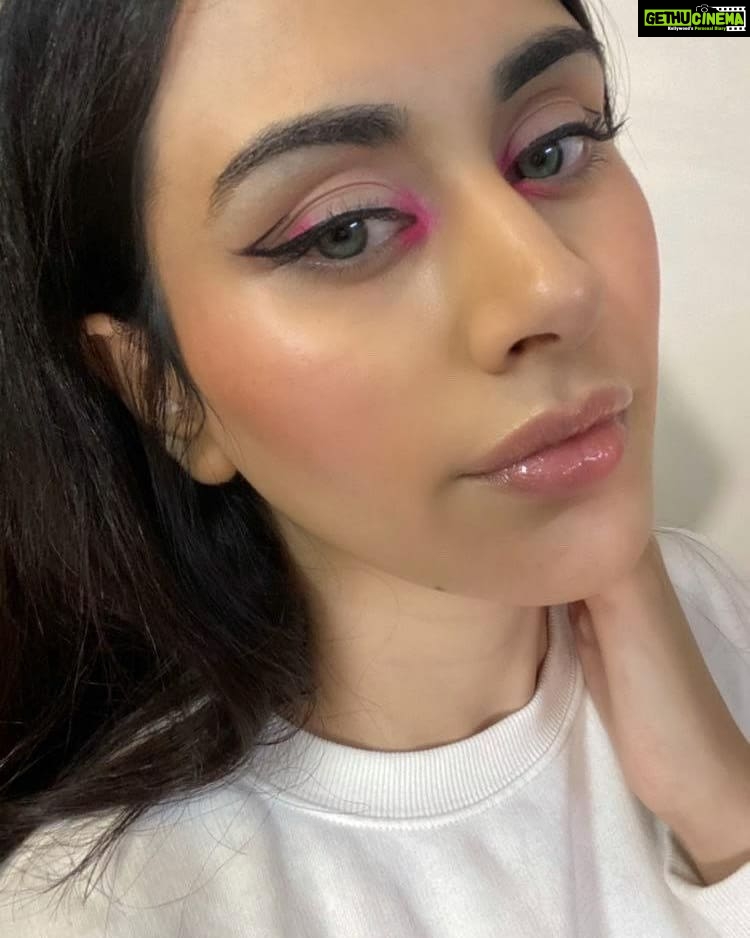 Warina Hussain Instagram - Gulabi ankhein πΆππ