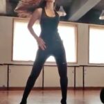 Warina Hussain Instagram - black ninja mode on ⚔️🏴‍☠️ let’s get that smaller waist back !! 😛yea or nay ?