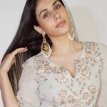 Warina Hussain Instagram - don’t mistake me for a demure damsel when I’m in this pretty lehenga. I’m a savage rebel no matter what I wear✨🥱 👗@arbyrheakapoor 💎 @kiara.jewelry 🐷 @shru_birla 💄+ 💇🏻‍♀️ @cashmakeupartistry