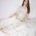 Warina Hussain Instagram - don’t mistake me for a demure damsel when I’m in this pretty lehenga. I’m a savage rebel no matter what I wear✨🥱 👗@arbyrheakapoor 💎 @kiara.jewelry 🐷 @shru_birla 💄+ 💇🏻‍♀️ @cashmakeupartistry