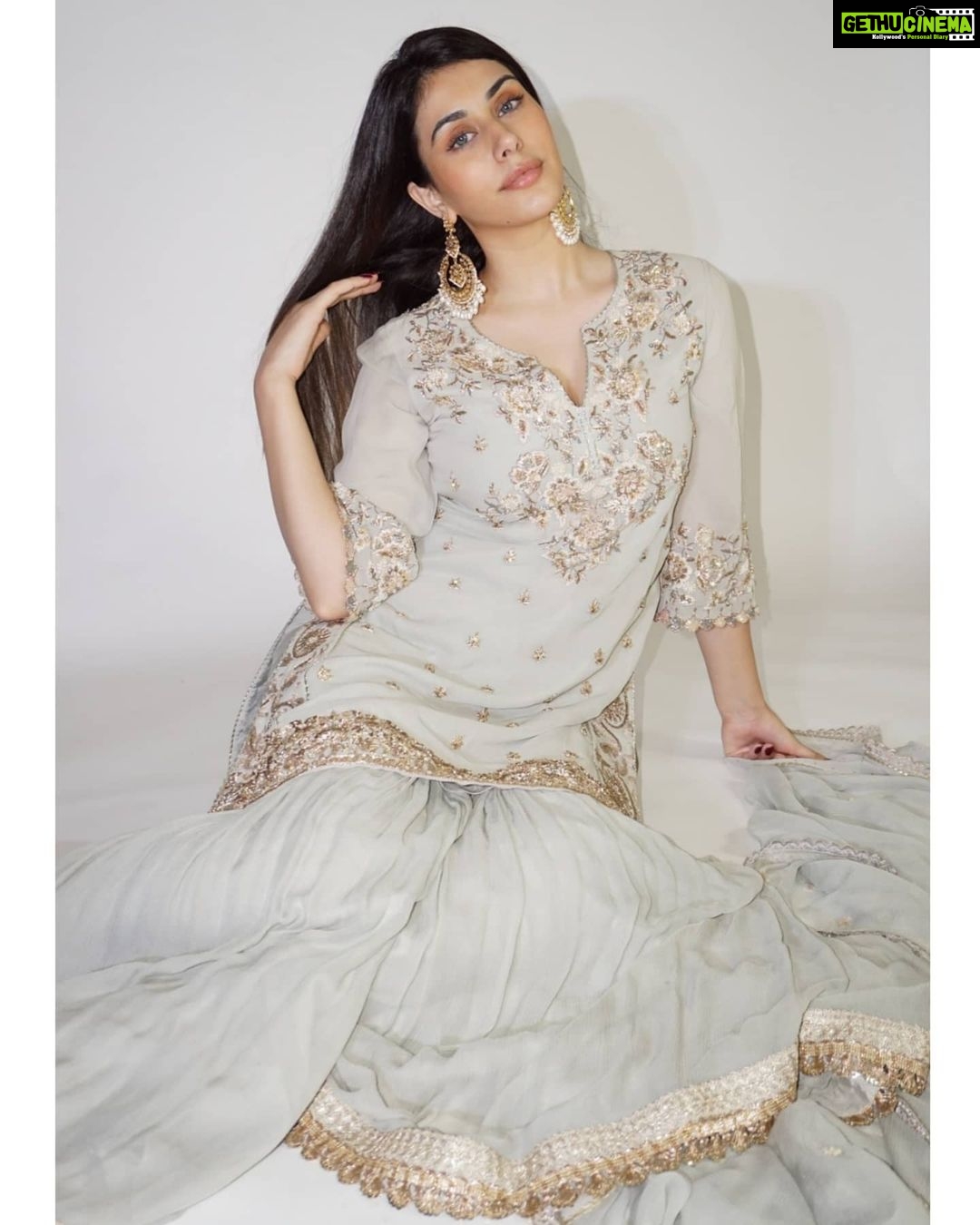 Warina Hussain Instagram - donโt mistake me for a demure damsel when Iโm in this pretty lehenga. Iโm a savage rebel no matter what I wearโจ๐ฅฑ ๐@arbyrheakapoor ๐ @kiara.jewelry ๐ท @shru_birla ๐+ ๐๐ปโโ๏ธ @cashmakeupartistry