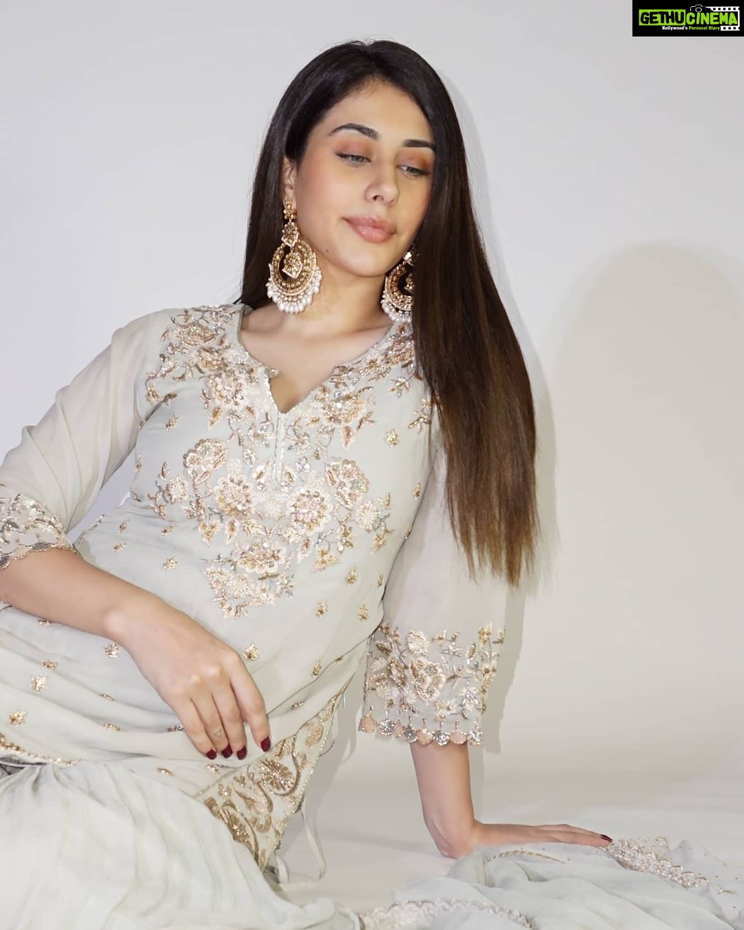 Warina Hussain Instagram - donโt mistake me for a demure damsel when Iโm in this pretty lehenga. Iโm a savage rebel no matter what I wearโจ๐ฅฑ ๐@arbyrheakapoor ๐ @kiara.jewelry ๐ท @shru_birla ๐+ ๐๐ปโโ๏ธ @cashmakeupartistry
