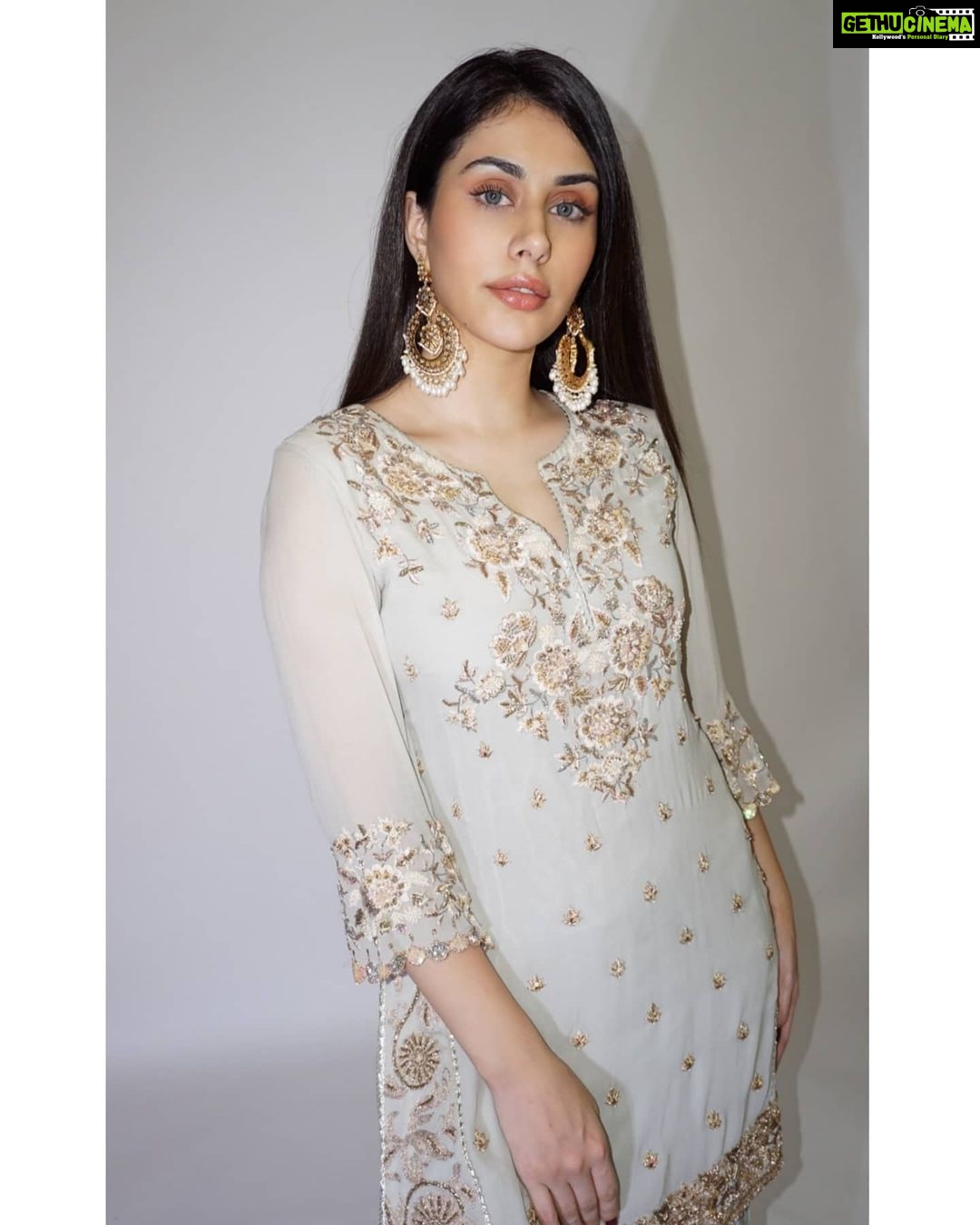 Warina Hussain Instagram - donโt mistake me for a demure damsel when Iโm in this pretty lehenga. Iโm a savage rebel no matter what I wearโจ๐ฅฑ ๐@arbyrheakapoor ๐ @kiara.jewelry ๐ท @shru_birla ๐+ ๐๐ปโโ๏ธ @cashmakeupartistry