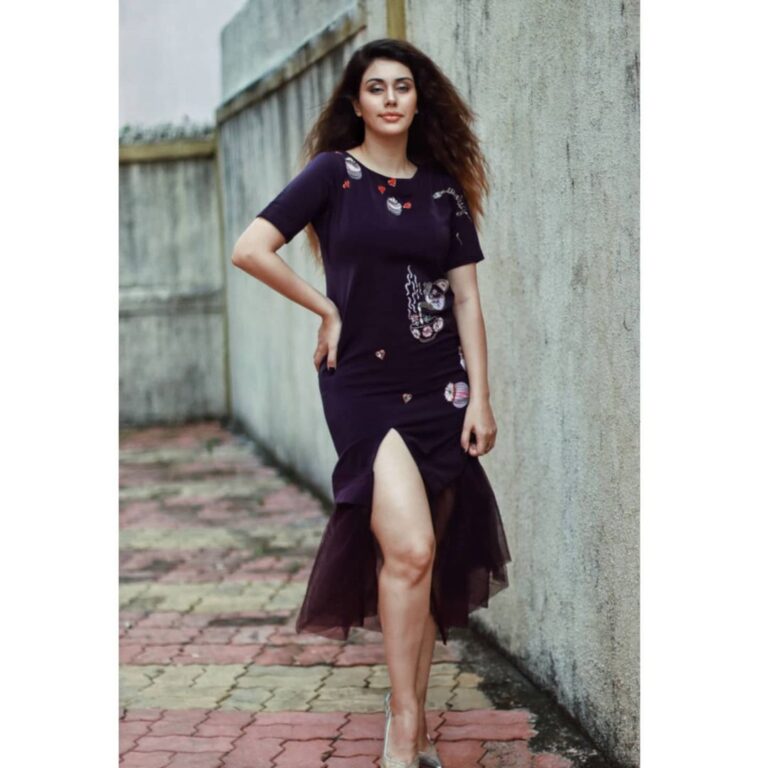 Warina Hussain Instagram - Downloaded some sparkle in my DNA 🧬👽✨ 📸 @advait_vaidya 💄 @nishgulatimakeovers 👧🏻 @shru_birla 👗 @shalinirathodofficial