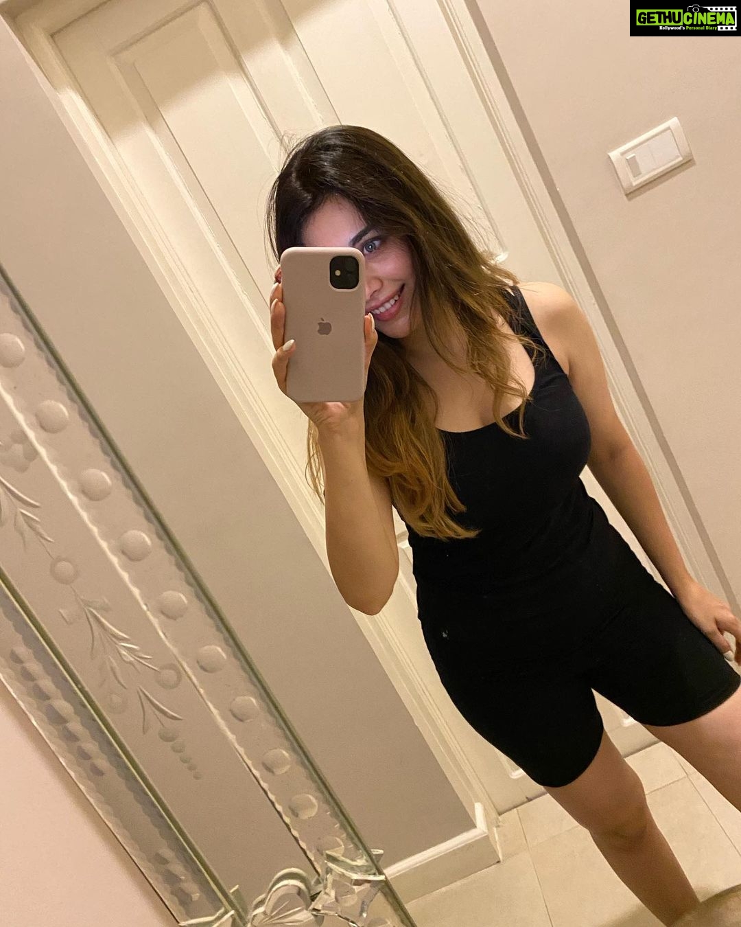 Warina Hussain - 229.1K Likes - enjoy your own company 👻😈🤪 #bestfriend
