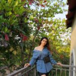 Warina Hussain Instagram - zarori nahi k har photo mein mera mood achha ho 🧐🤓 📍 @sula_vineyards 💄 @makeupbynidhikaushal 👕 @materialgbyprishakritika 👷🏻‍♀️ @shru_birla 💼 @tigermarron ⛓ @chic_therapy_