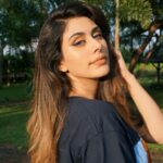 Warina Hussain Instagram – the week vibe electric blue eyeliner 🔌👸🏼 @makeupbynidhikaushal #sunset_pics