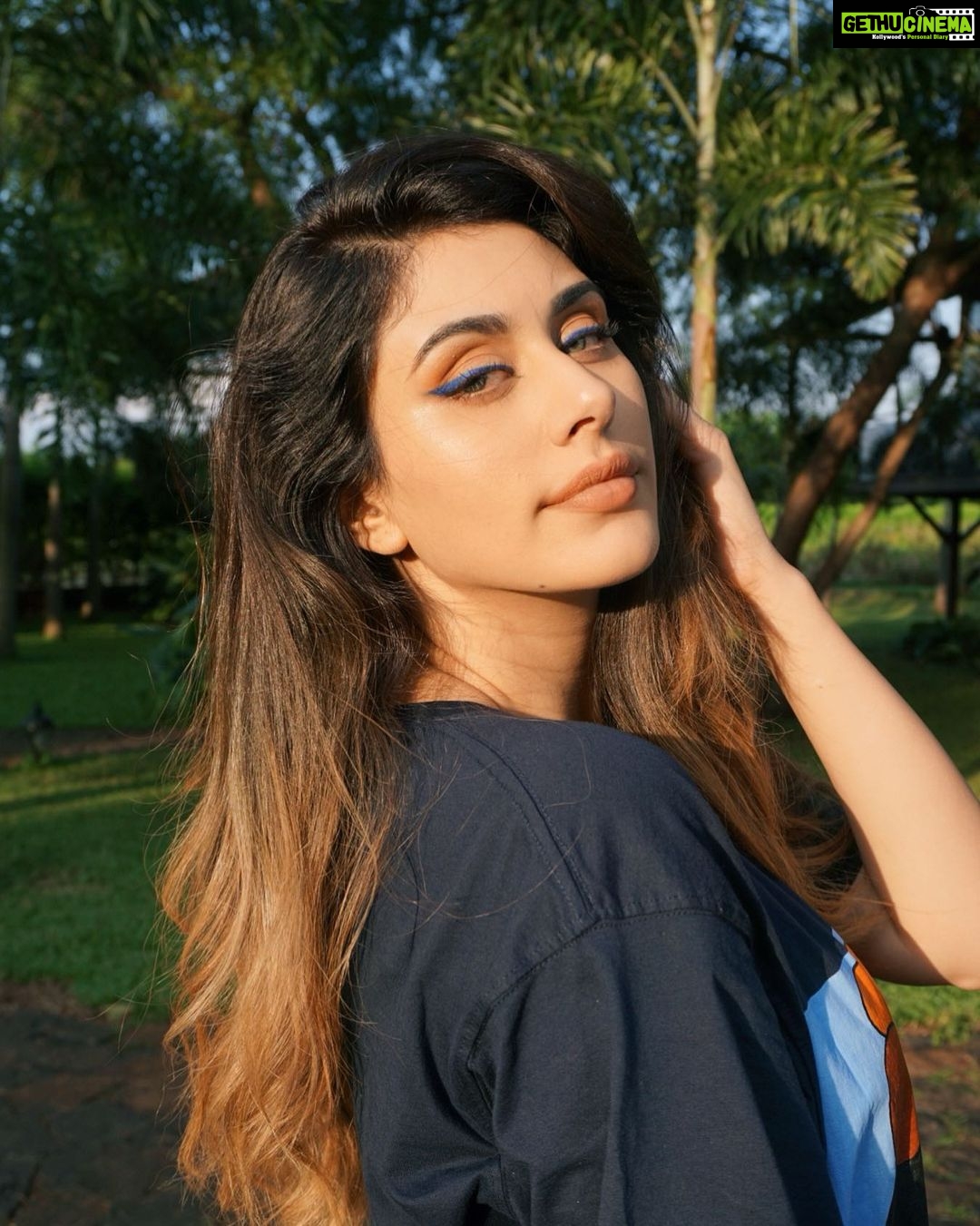 Warina Hussain Instagram - the week vibe electric blue eyeliner ππΈπΌ @makeupbynidhikaushal #sunset_pics