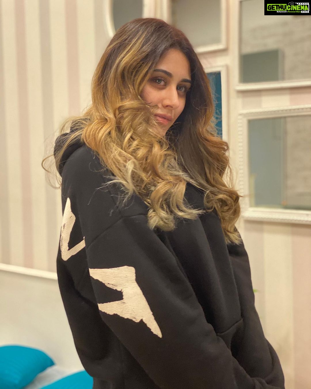 Warina Hussain Instagram - now when I look at myself in the mirror, I see a unicorn... a badass unicorn πππΌββοΈπ₯ thank u @priyanka.s.borkar for this dope look !! Resh thanks for the moral support πI love u π€@reshmaamerchant