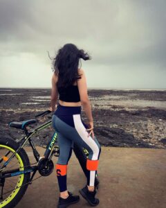 Warina Hussain Instagram - Peddled 20kms today👽💪🏼 like many others in lockdown , I also broke up my relationship with autorickshaw 😜🚴🏻‍♀️⚡️