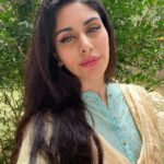 Warina Hussain Instagram - Cheddti hain kabhi lab ko kabhi rukhsaro ko , tum ne zulfon ko bahut sar pe chadha rakkha hai ☺️😜💖 #eidgirls !!