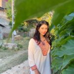 Warina Hussain Instagram - Kashmiri dast dozi phiran gifted by aunty 💝 sunshine, my fav mascara and a bit of lip rouge 👄 feeling glamorous ✨💁🏻‍♀️ Srinagar Kashmir