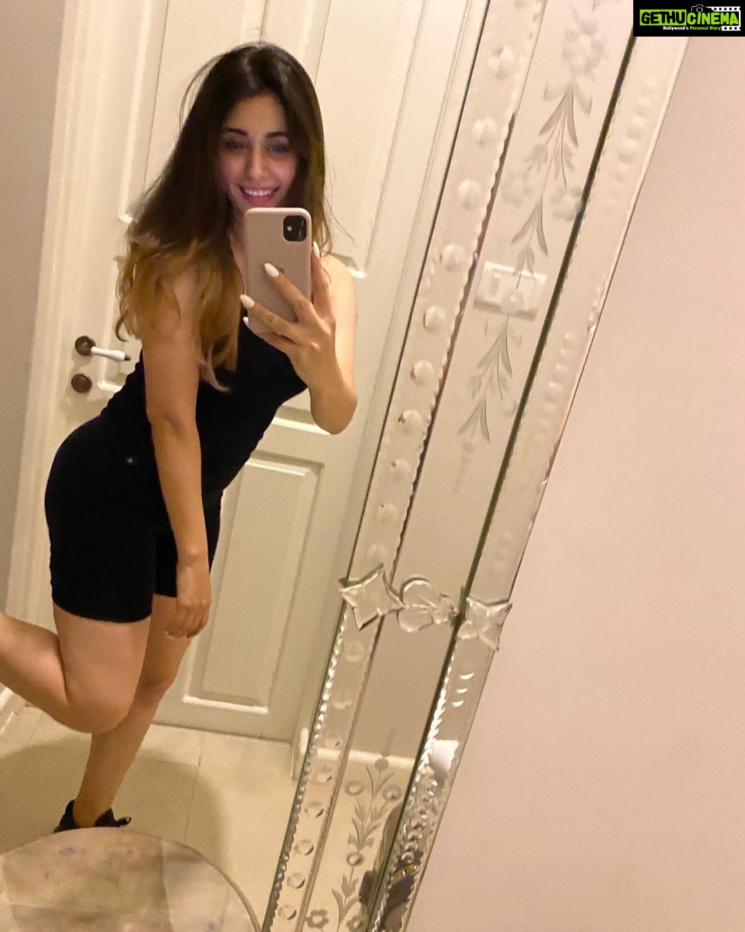 Warina Hussain - 229.1K Likes - enjoy your own company 👻😈🤪 #bestfriend