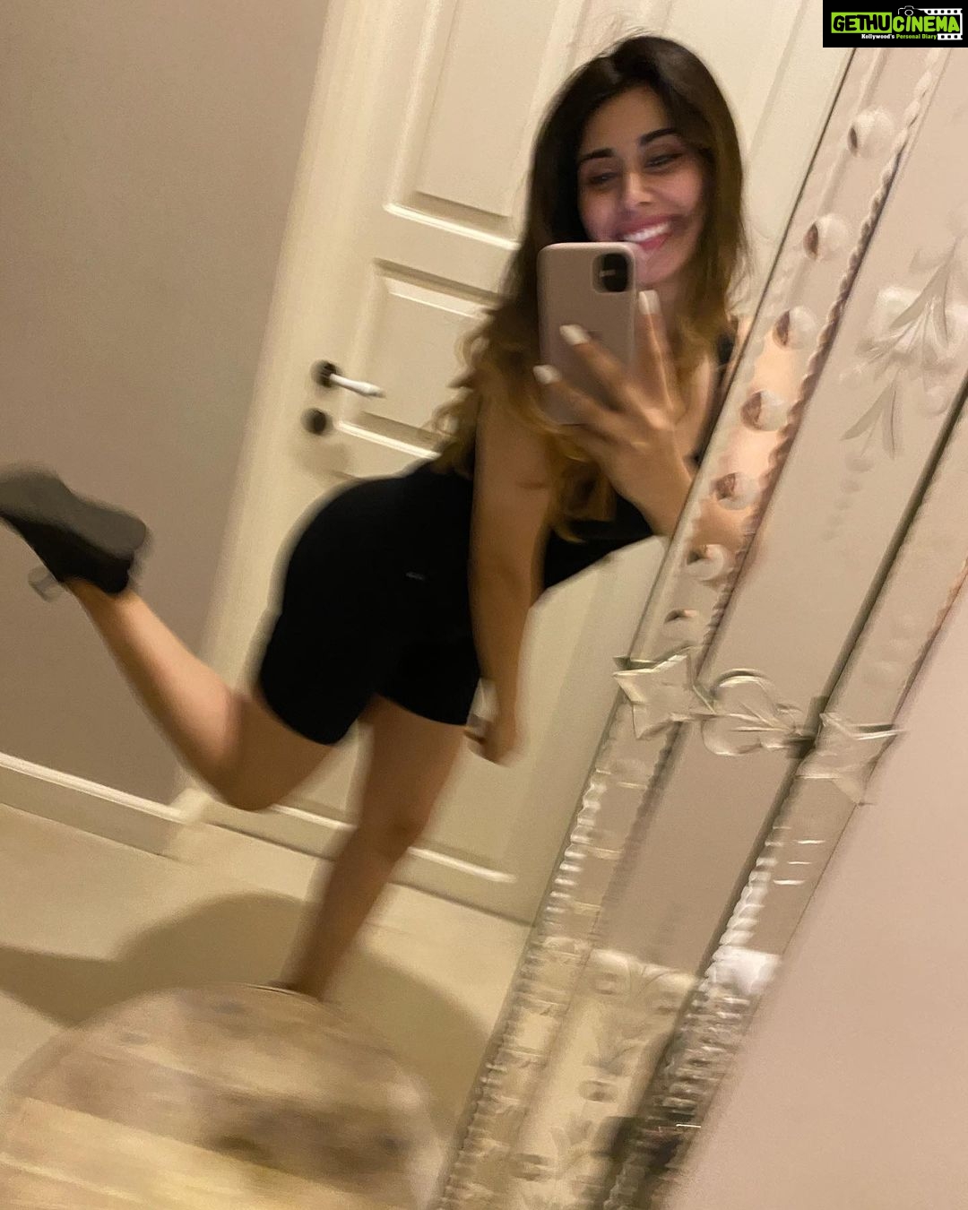 Warina Hussain - 229.1K Likes - enjoy your own company 👻😈🤪 #bestfriend