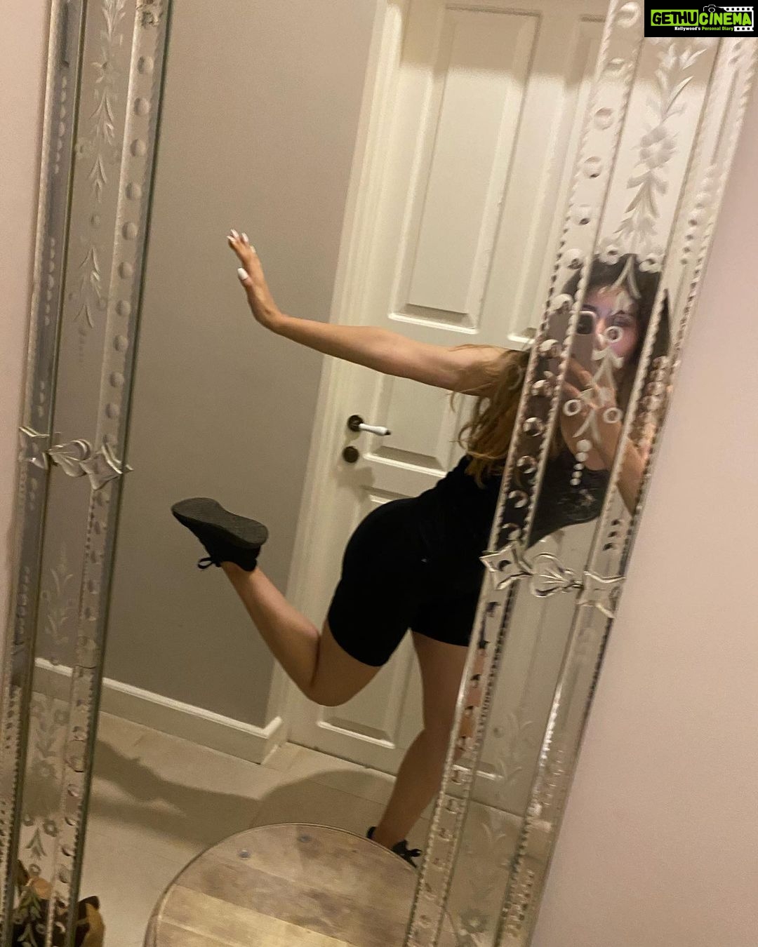 Warina Hussain - 229.1K Likes - enjoy your own company 👻😈🤪 #bestfriend