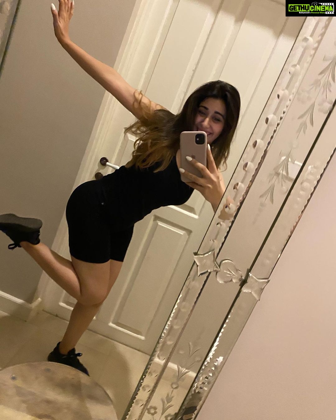 Warina Hussain - 229.1K Likes - enjoy your own company 👻😈🤪 #bestfriend