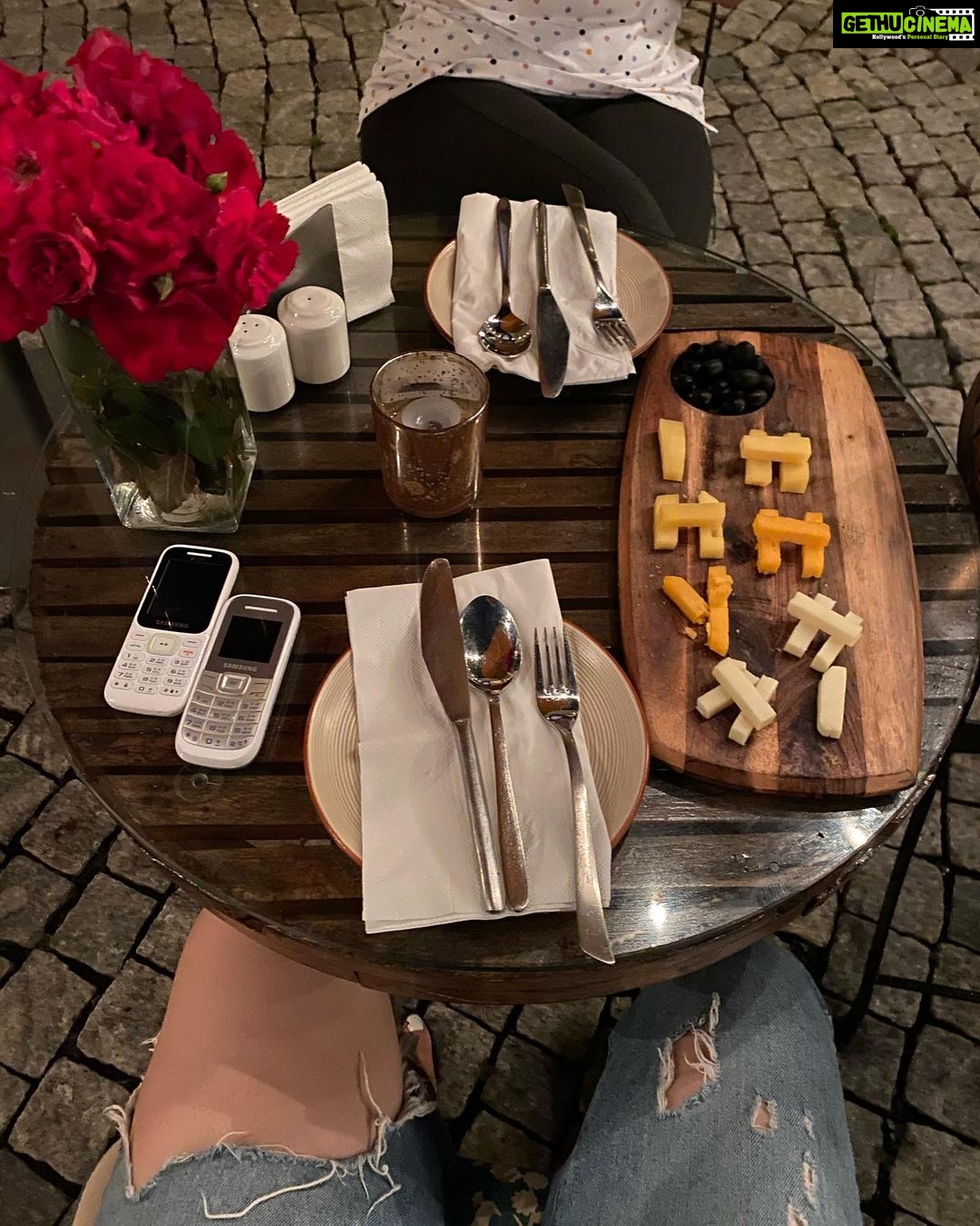 Warina Hussain Instagram - an unforgettable moonlight dinner 🖤 on the land of grapes 🥂#sulavineyards #thesouceatsula #nashikdiaries