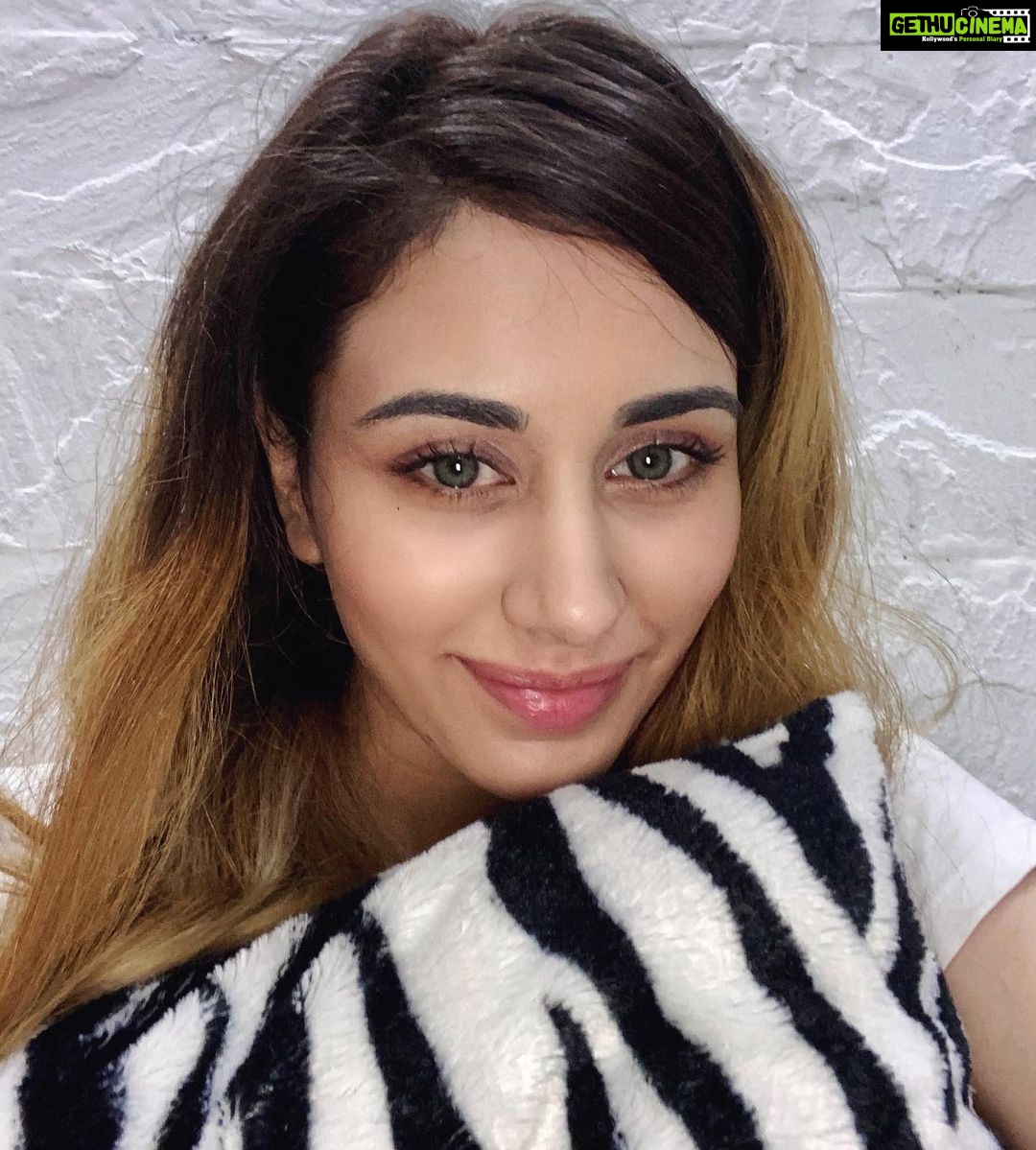 Warina Hussain Instagram - faya ๐ says โ humans arenโt real โ ๐๐ฝ p.s. she ainโt my cat !