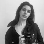 Warina Hussain Instagram - channelling my inner frida kahlo ! she used to paint 🎨 her self portraits I shot 📸 mine #selfphotography