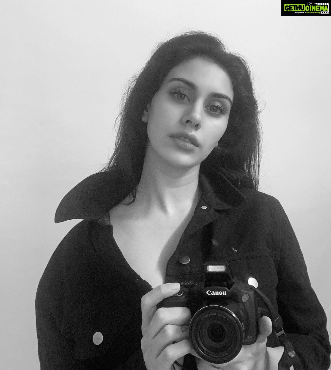 Warina Hussain Instagram - channelling my inner frida kahlo ! she used to paint 🎨 her self portraits I shot 📸 mine #selfphotography