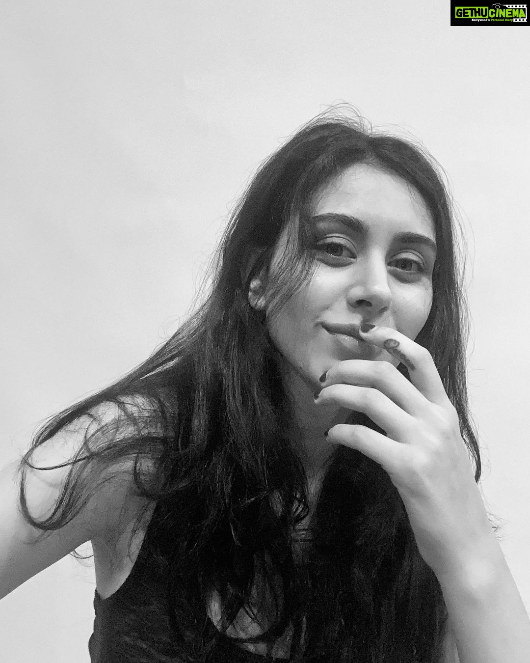 Warina Hussain Instagram - what’s happiness ? can u explain 👽