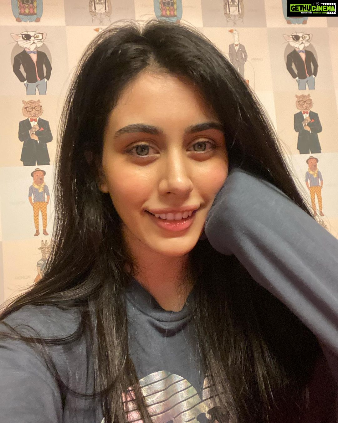 Warina Hussain Instagram - wats up my fellow #aliens !? 👽 I missed ya all 🤓💜