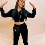 Warina Hussain Instagram - coz last night I ran away from media 🤣 without giving bytes 🧏🏼‍♀️🎤📸 🤪 sorry folks 💋