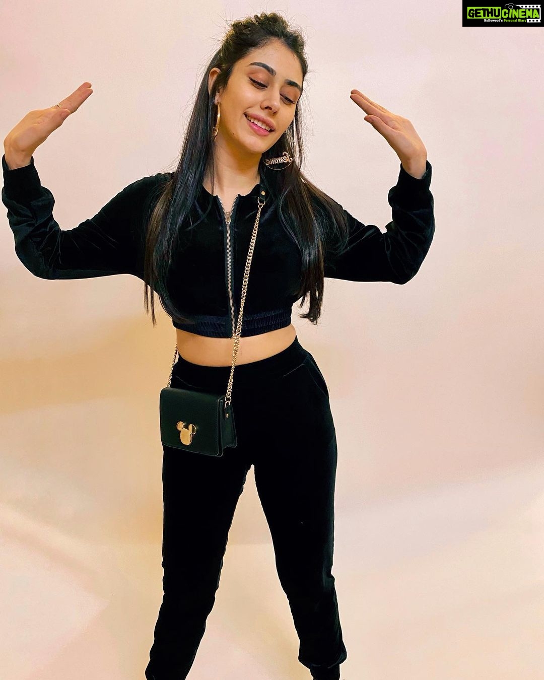 Warina Hussain Instagram - coz last night I ran away from media 🤣 without giving bytes 🧏🏼♀️🎤📸 🤪 sorry folks 💋