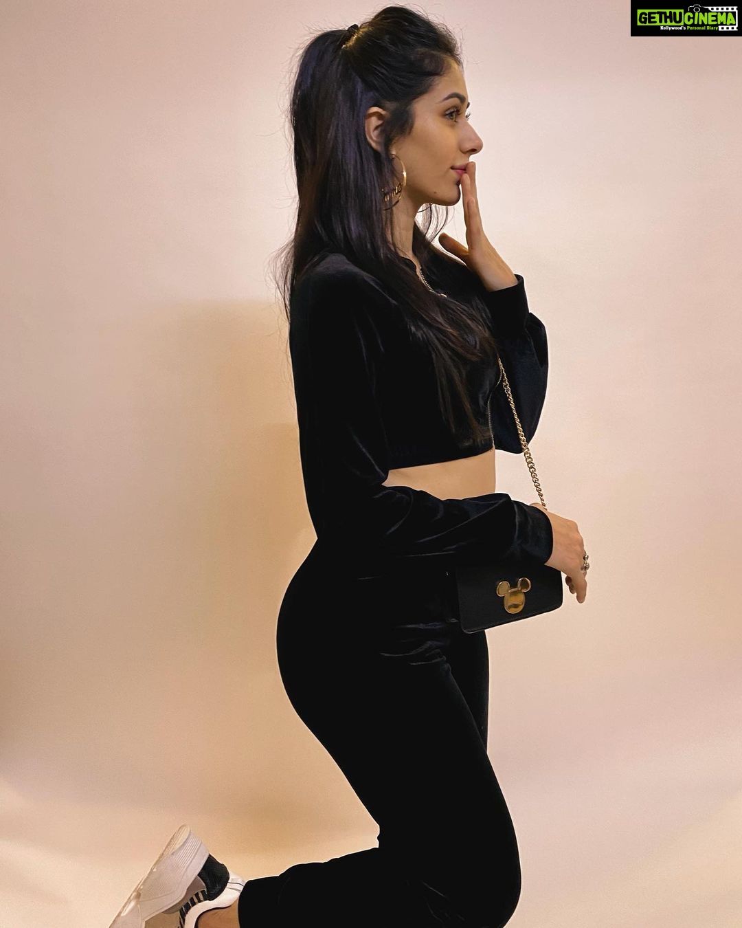 Warina Hussain - 252.8K Likes - 🖤