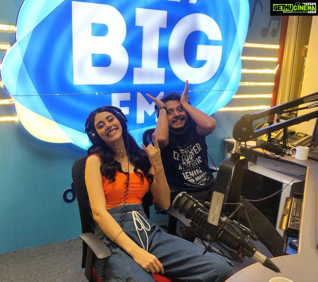 Warina Hussain Instagram - #throwback to my visit at @bigfmindia 🎶🤟🏼 discussed some serious stuff like Lokhandwala’s momos and it’s hot sauce 😝