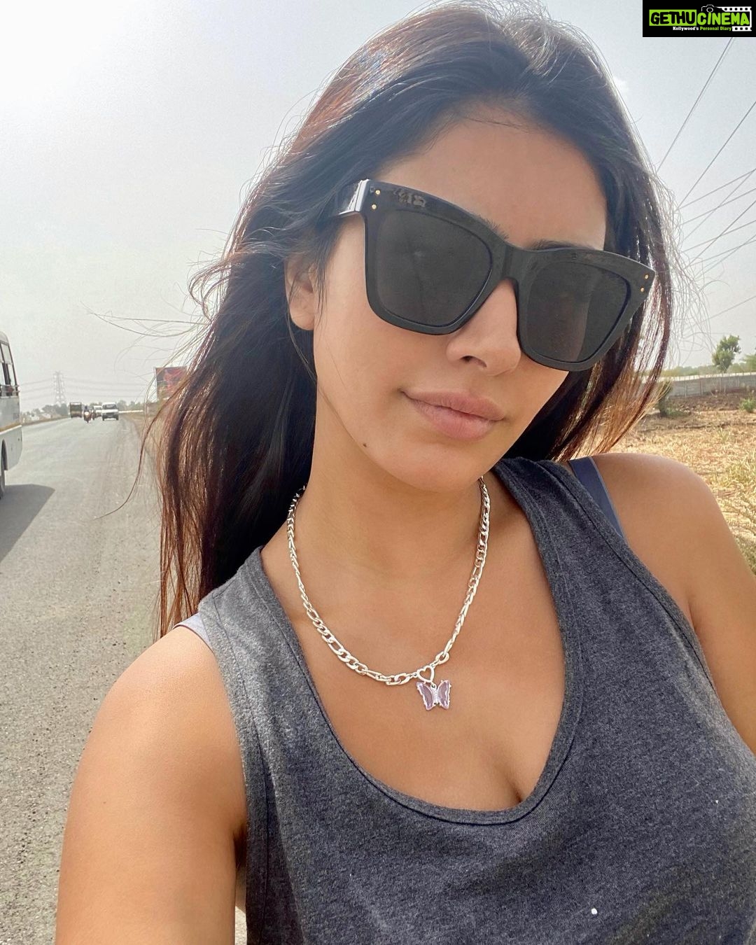 Warina Hussain Instagram - highway , khet’s .. aur Aloo ke parathe 😋