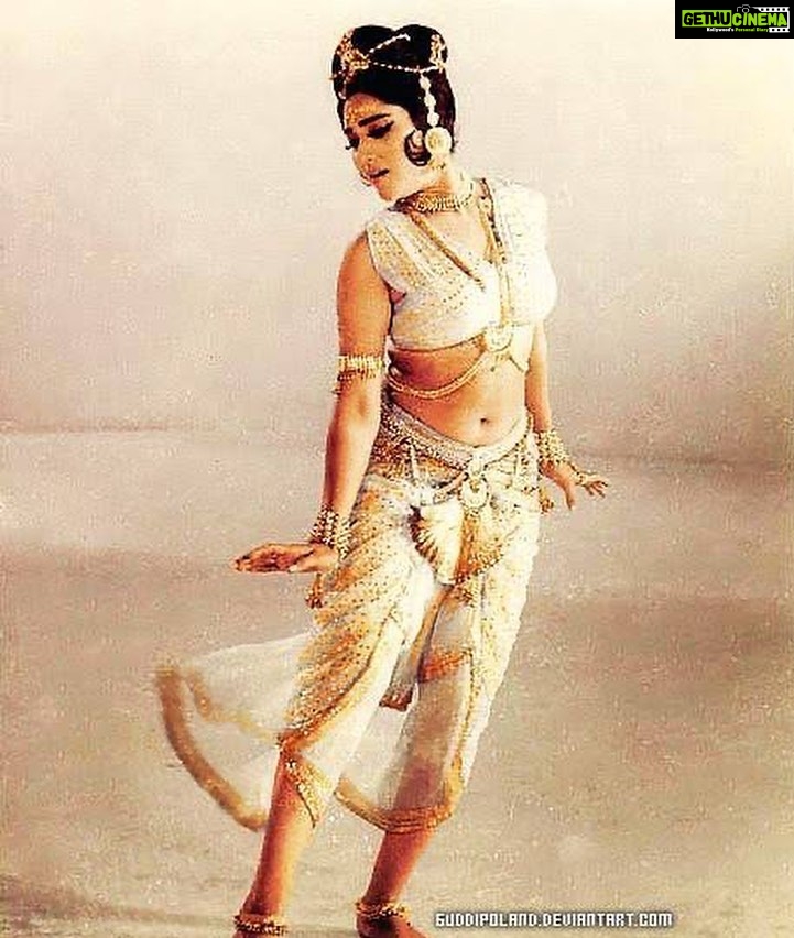 Warina Hussain Instagram - Screen Goddess 📽🎞💜 #vyjayanthimala