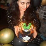 Warina Hussain Instagram - It was 11:11 when I came from heaven👽🤙🏼 Aliens Forever 💋 thank u for the cake @mishmashbakery loved the spaceship !!