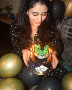 Warina Hussain Instagram - It was 11:11 when I came from heaven👽🤙🏼 Aliens Forever 💋 thank u for the cake @mishmashbakery loved the spaceship !!