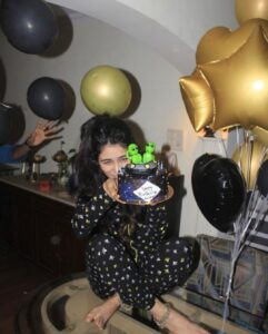 Warina Hussain Instagram - It was 11:11 when I came from heaven👽🤙🏼 Aliens Forever 💋 thank u for the cake @mishmashbakery loved the spaceship !!