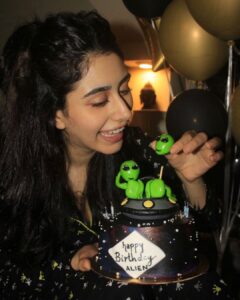 Warina Hussain Instagram - It was 11:11 when I came from heaven👽🤙🏼 Aliens Forever 💋 thank u for the cake @mishmashbakery loved the spaceship !!