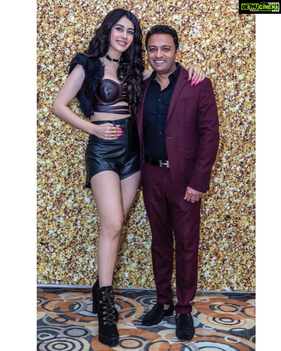 Warina Hussain - 258.4K Likes - USA wouldn’t be possible without u @beingbhav my clean man 😁 !! to many more truffles 🥂🖤