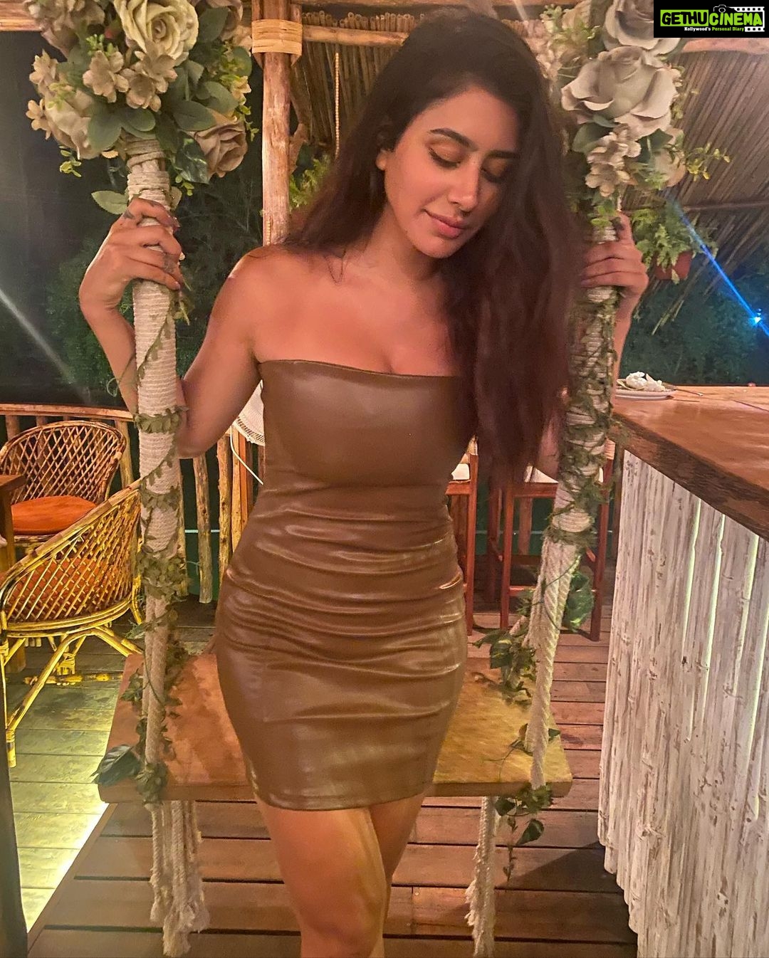 Warina Hussain Instagram - your DJ is 🔥💋 @ohlalagoa !! #saturdaynight