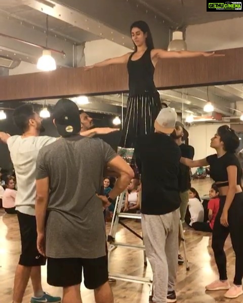 Warina Hussain Instagram - trusting men .. a bunch of them 😅 maaaa qasam 😜😂 REHEARSALS !! @hiten.shah @shetty_tejaswi