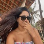 Warina Hussain Instagram - agar… main kahoon mujhe tumse mohabbat hai meri bas yehi chaahat hai toh kya kahoge? 🙃😉 🧨