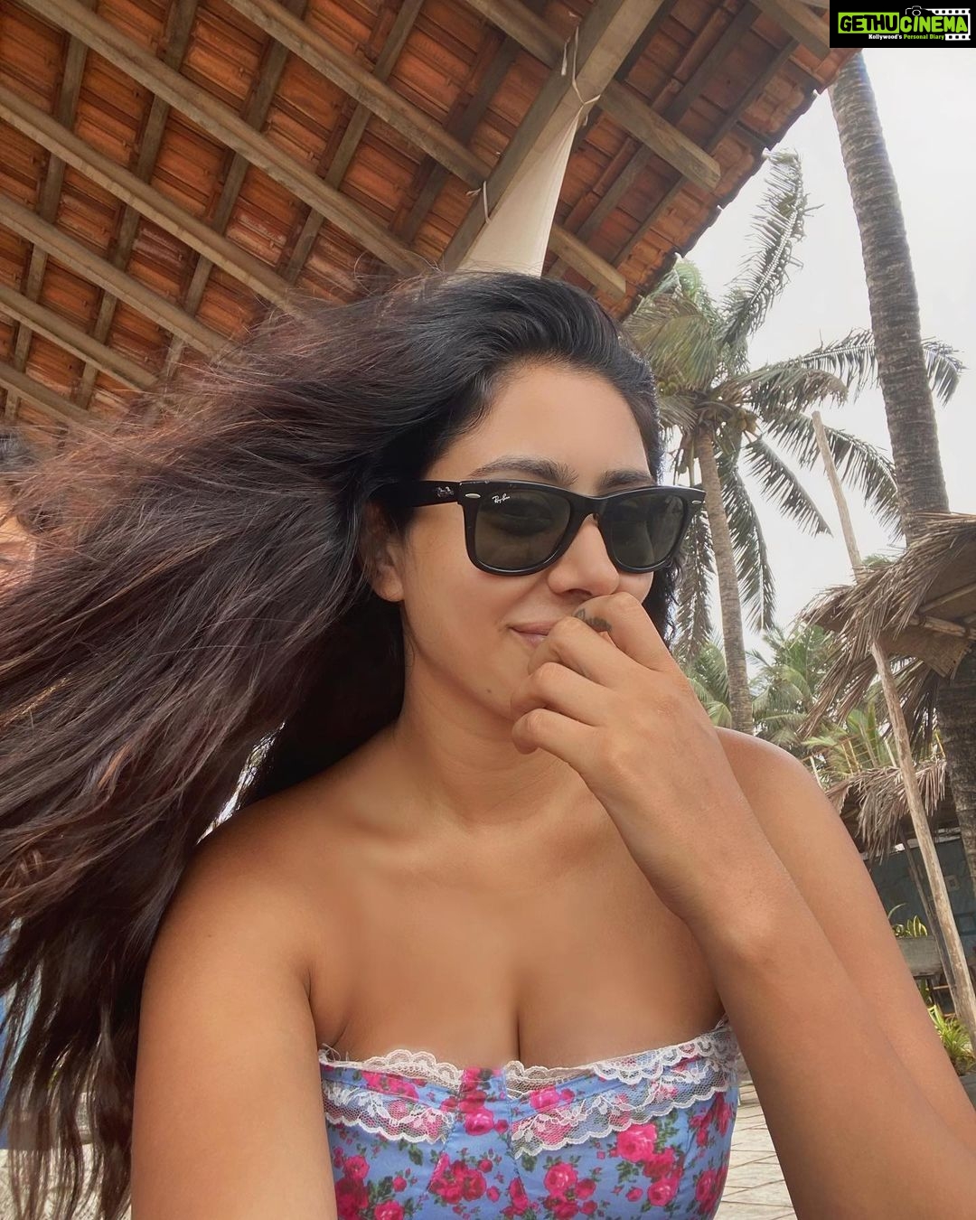 Warina Hussain Instagram - agar… main kahoon mujhe tumse mohabbat hai meri bas yehi chaahat hai toh kya kahoge? 🙃😉 🧨