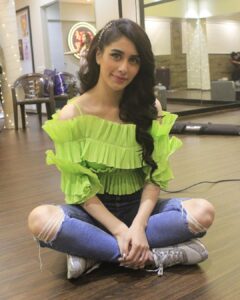 Warina Hussain Instagram - a tired 💤 but happy me after debuting on everyone’s #tiktok accounts 😆get yo belts and chasmas !!! also tag me in stories I wil repost my fav ones 😎 #munnabadnaamhuachallenge