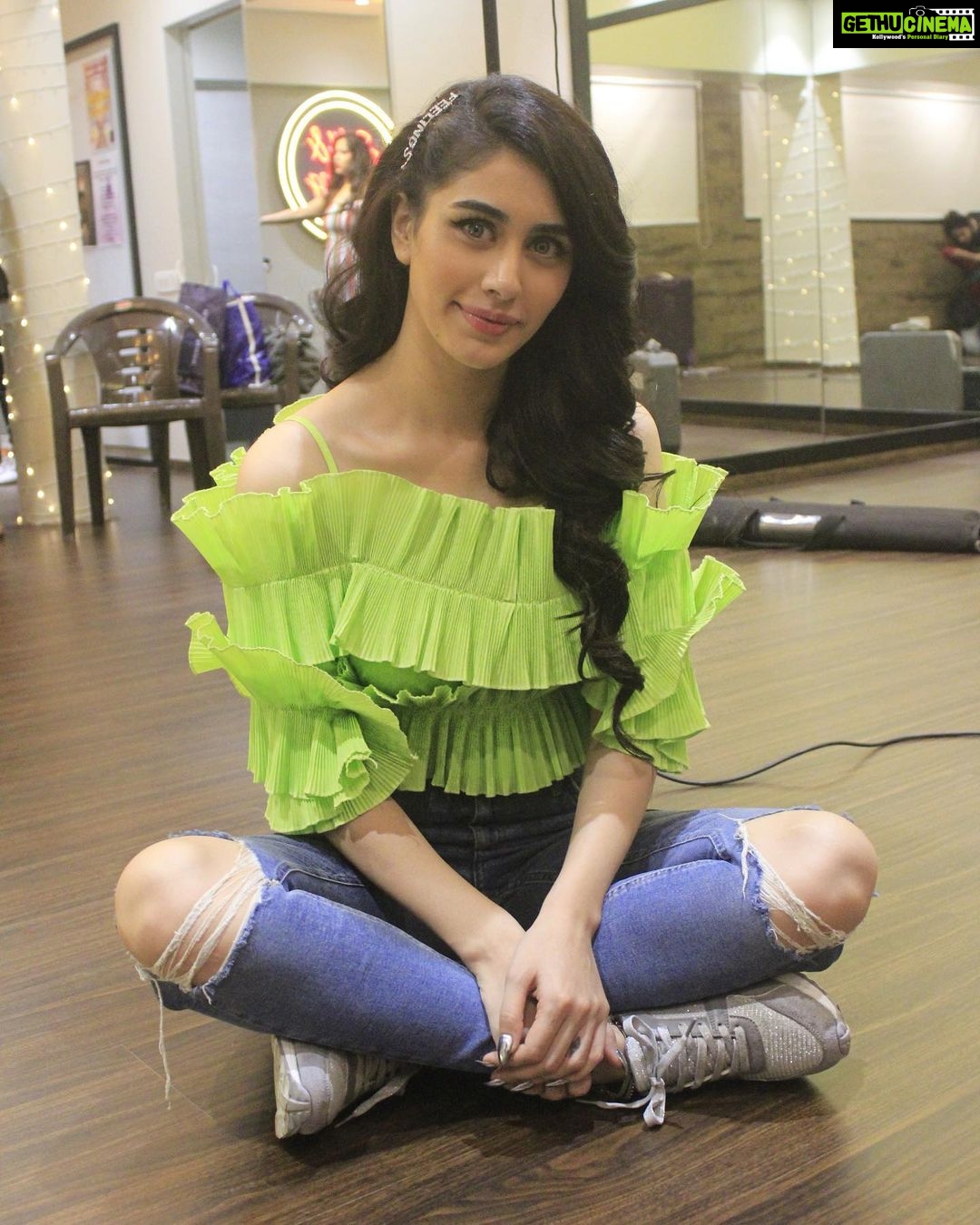 Warina Hussain - 251.3K Likes - a tired 💤 but happy me after debuting on everyone’s #tiktok accounts 😆get yo belts and chasmas !!! also tag me in stories I wil repost my fav ones 😎 #munnabadnaamhuachallenge